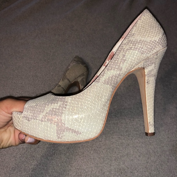 Vince Camuto iridescent snakeskin platform heel - Picture 5 of 7